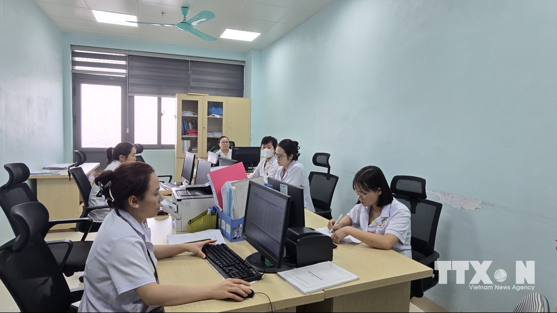 Năm 2026, bệnh viện chuyển đổi sang giai đoạn số hóa toàn trình, phòng làm việc không giấy. (Ảnh: Thanh Vân/TTXVN)
